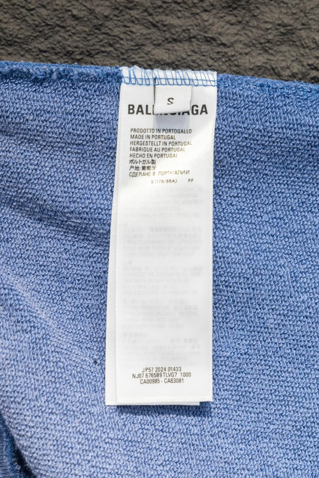Style number: 5105#P130 🆕Balenciaga 26ss Classic tape frayed round neck sweatshirt. The os version is really charming. Balenciaga is also really unique. Every season's new version is the best. It is very practical and can be worn casually✔️ - ⚠️100% cotton. Made of custom-dyed terry cotton sweatshirt surface, 420g double yarn, comfortable to the touch. Made of imported knitting needle carded cotton, the thickness is moderate, drapey and contoured, making the upper body comfortable! ! It is very tolerant to fat body types and can instantly lose five pounds after wearing it! The front cuffs and back chest are made of direct-injection printing environmentally friendly glue material, using a mechanized printing process. Mechanical printing has high precision, the positioning accuracy can reach ±0.02mm, and the quality stability is strong. The body is treated with frayed elements, which greatly increases the interest of the clothing; it has a unique visual effect. Pants hem Loose closing Double-layer fabric Good closing effect Exquisite hemming Color: Gray White Washed black Gray Blue Dark Red Sandblasted blue Flower Gray Size: XS-S-M-L